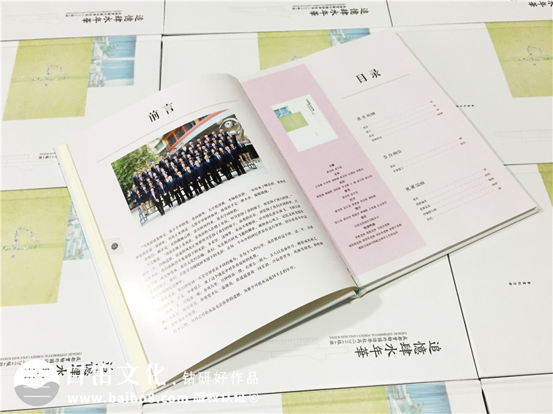 查閱我們的畢業(yè)紀念冊 設(shè)計的是一段青春回憶也感謝優(yōu)秀的你們！