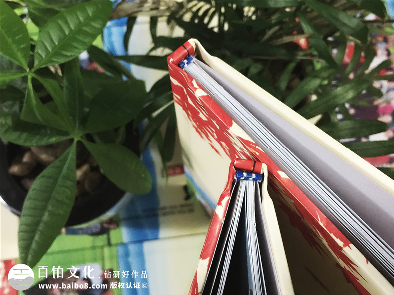 一本同學(xué)聚會紀(jì)念冊聯(lián)系你我 是時候制作我們的聚會紀(jì)念冊！
