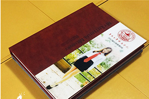 畢業(yè)多年后翻閱畢業(yè)紀(jì)念冊(cè)的回憶 制作畢業(yè)冊(cè)之后的感悟！